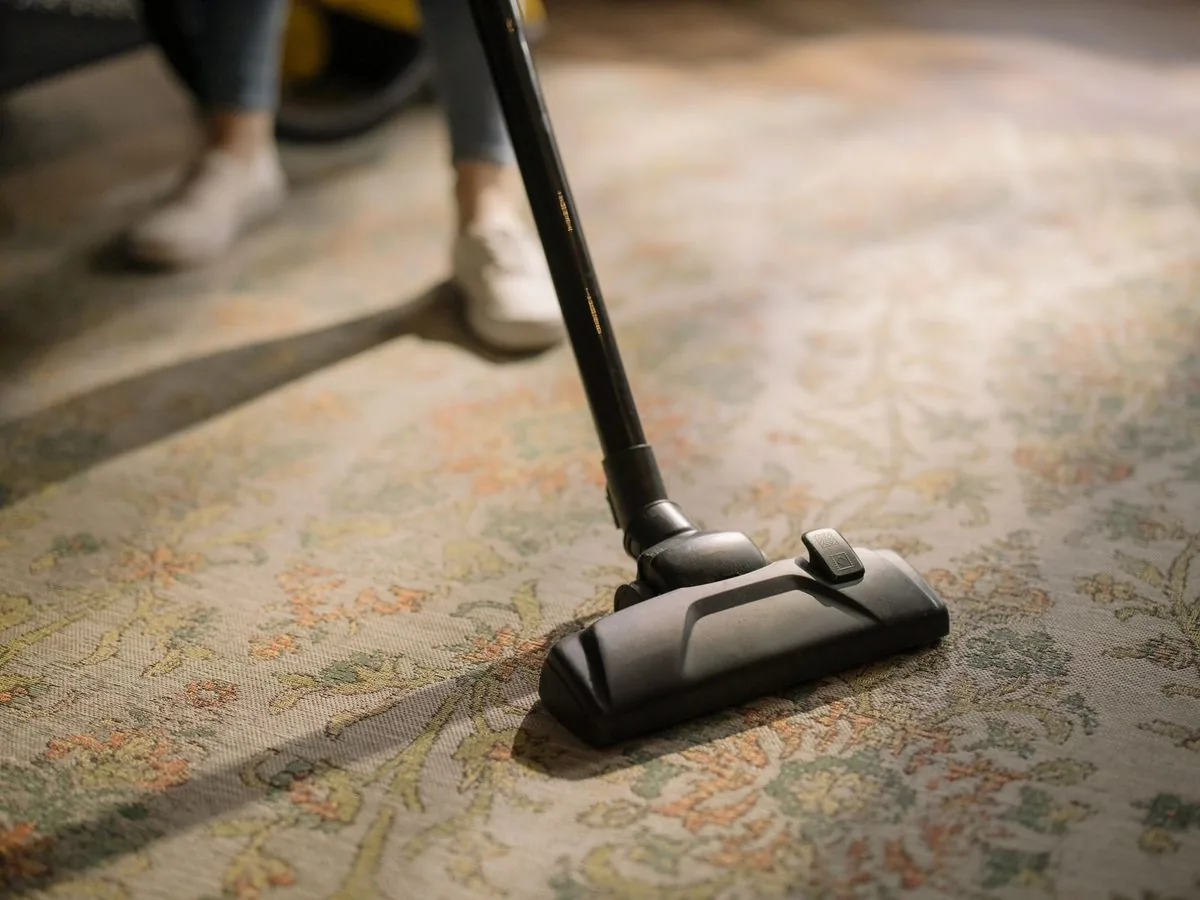 Vacuum head lifting dirt from a patterned carpet